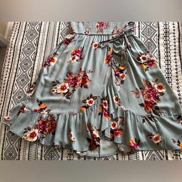 NWOT- Off the shoulder Flowered Dress - Picture 5 of 11